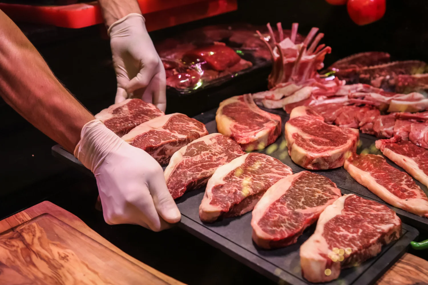 Diferentes cortes de carne en tabla